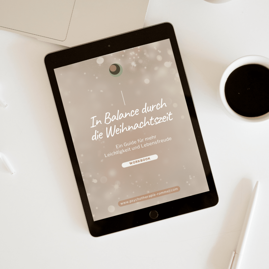 Ein Tisch mit einem Laptop, Tablet, Stift und Kaffeetasse